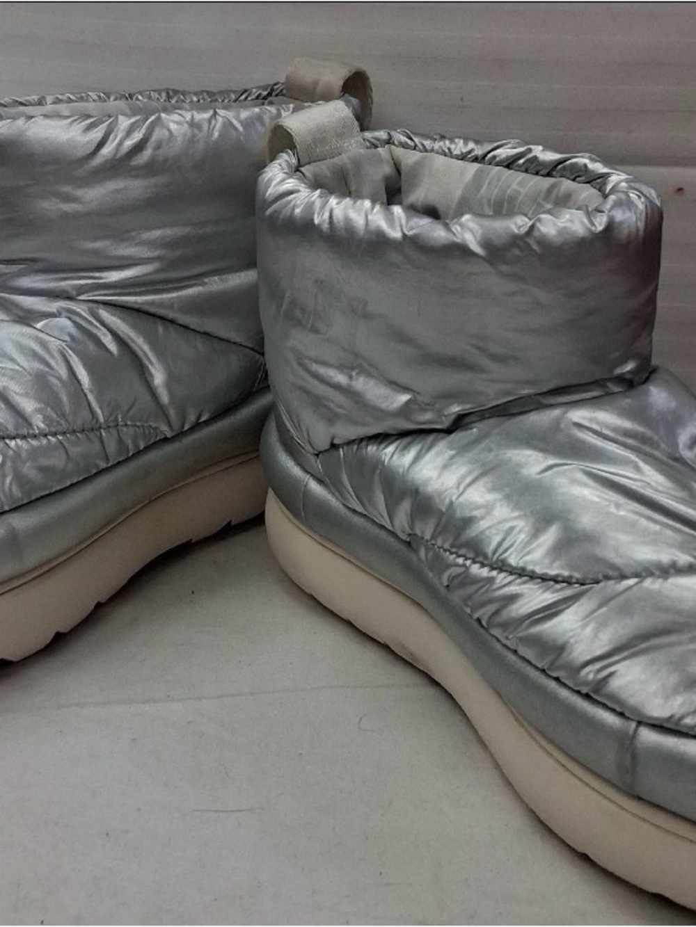 UGG Classic Maxi Mini Metallic Silver Puffer Platform Boots Women's 7 1135151